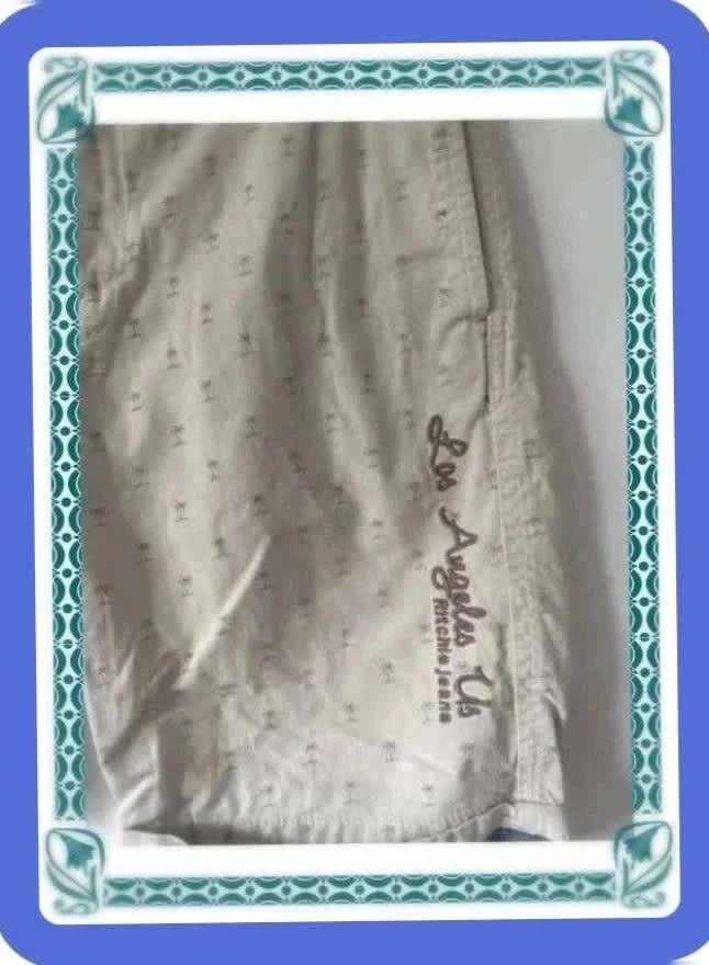 Pantalón corto beige para hombre con estampado de cocodrilo – photo 2